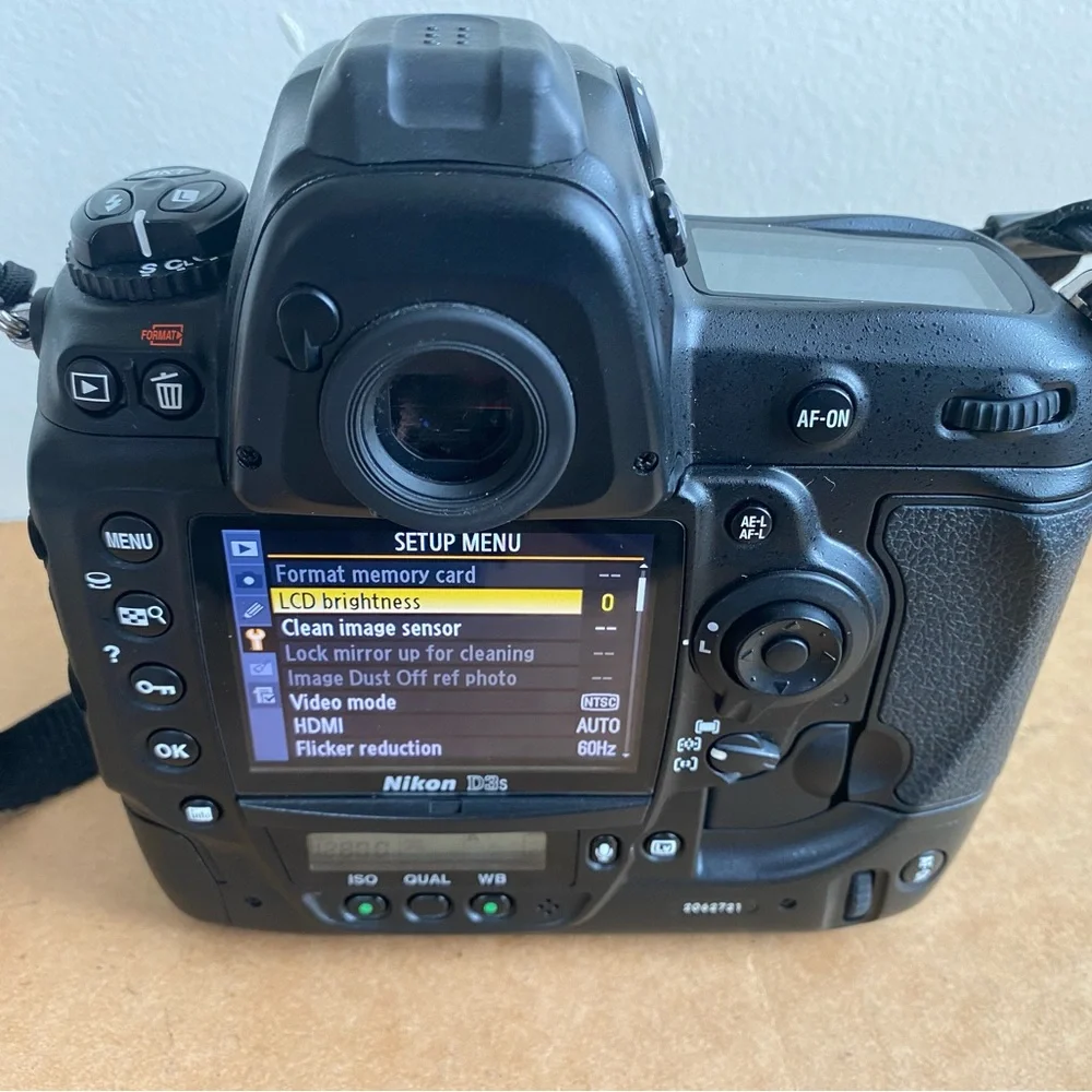 Nikon D3s Digital SLR Camera ( Body)